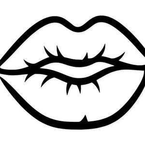 Könnte beinhalten: Schwarz-Weiß-Illustration geschlossener Lippen. Die Lippen sind mit dicken schwarzen Linien umrandet, mit einem stilisierten geschlossenen Mund und Wimpern. Das Bild ist ein einfaches Grafikdesign.