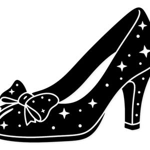 以下が含まれることがあります： 黒いハイヒールパンプス、リボンと星柄。靴はポインテッドトゥ、甲にリボン、ピンヒールが特徴です。デザインには白い星とドットが含まれています。