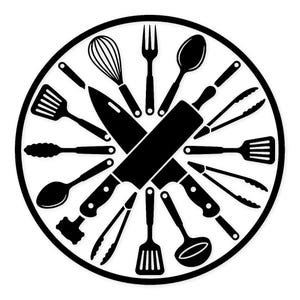 Może przedstawiać: Czarno-biały okrągły wzór przedstawiający różne przybory kuchenne. Wałek do ciasta i nóż krzyżują się na środku, otoczone trzepaczką, widelcem, łyżką, szpatułką, szczypcami i innymi narzędziami kuchennymi. Projekt jest na białym tle.