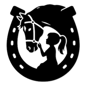 Puede incluir: Silueta negra de una cabeza de caballo con brida, una niña y una herradura. La niña sostiene la brida del caballo. El caballo y la niña están dentro de la herradura. El fondo es blanco.