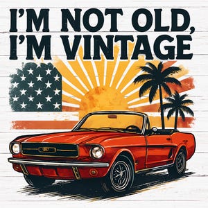 Puede incluir: Coche rojo convertible vintage con un fondo de puesta de sol y bandera americana. El texto "I'm not old, I'm vintage" se muestra sobre el coche.