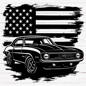 Può includere: Silhouette in bianco e nero di un'auto americana muscolare classica su sfondo di bandiera americana spazzolata. L'auto ha un emblema 'SS' sulla griglia anteriore.