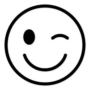 Può includere: Semplice illustrazione in bianco e nero di una faccina sorridente che fa l'occhiolino. Il volto è un contorno nero di un cerchio con un punto nero per un occhio, un occhio che fa l'occhiolino e un sorriso curvo.