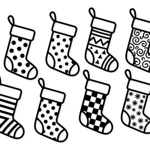 Puede incluir: Ocho calcetines navideños en blanco y negro con varios diseños, incluyendo lunares, rayas y diseños geométricos. Cada calcetín tiene un puño blanco y una presilla para colgar, ideal para la decoración navideña.