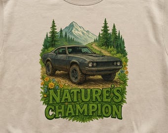 Może przedstawiać: Beżowa bluza z nadrukiem klasycznego samochodu na leśnej drodze, z górą w tle. Tekst "NATURE'S CHAMPION" znajduje się pod samochodem w kolorze zielonym. Projekt nawiązuje do przygody.
