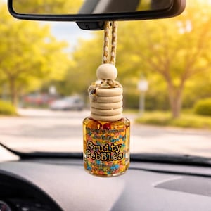 Puede incluir: Una taza de cerámica blanca con un asa negra y el texto "But First, Coffee" en negrita negra. La taza se encuentra sobre un fondo borroso, resaltando su diseño limpio.