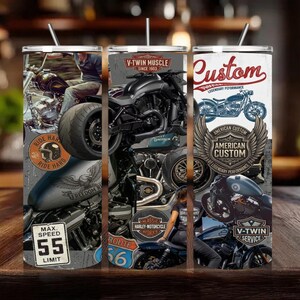 Pode incluir: Um copo cilíndrico de aço inoxidável com uma colagem de imagens de motocicletas, incluindo motores V-Twin, várias motos e emblemas vintage. O texto inclui "V-Twin Muscle", "American Custom", "Ride Hard" e "Max Speed 55 Limit".