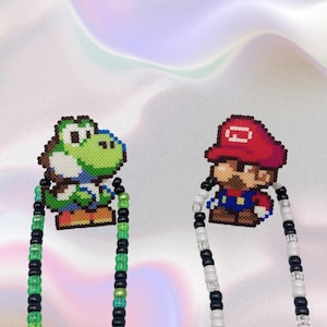 Collar con chupete LED de Mario y Yoshi hecho con cuentas Perler: accesorio luminoso para festivales de música electrónica.
