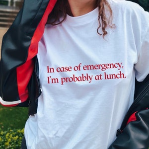 In caso di emergenza, probabilmente sono a pranzo.T-shirt, abbigliamento estetico, maglietta retrò, abbigliamento alla moda, Estetica con parole, maglietta alla moda divertente