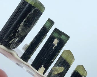 Cristalli di tormalina verde da 63 carati da Skardu, Pakistan