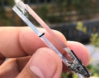 Cristal de aguamarina transparente con turmalina negra de Skardu, Pakistán. 21 quilates.