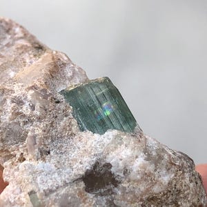 アフガニスタン産のグリーントルマリン結晶とクォーツ標本を含む
