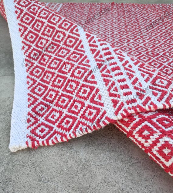 手織りのレッドダイヤモンドラグ：モダンな幾何学模様の平織り