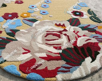 Alfombra floral de lana tejida a mano: decoración de lujo para el hogar. Diseño de interiores con alfombra festoneada.