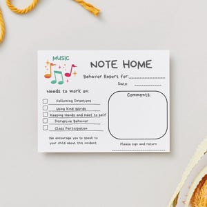 Puede incluir: Un informe de comportamiento "Note Home" blanco con la palabra "MUSIC" y notas musicales en la esquina superior izquierda. El informe incluye secciones para el comportamiento, la fecha y los comentarios, con casillas de verificación para comportamientos específicos. El texto "Por favor, firme y devuelva" está en la parte inferior.