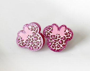 Orecchini a perno Mickey con stampa leopardata rosa glitterata.