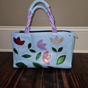 Precioso bolso de mano con asa superior de color azul pintado a mano