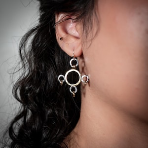 Boucles d&#39;oreilles circulaires interconnectées faites main : bijoux pendants en mélange de métaux