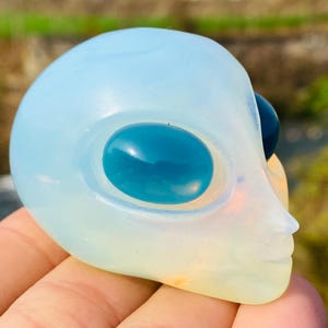 2.3inche Opal crystal hand carved Alien Crystal Alien skull home decoration crystal gifts
