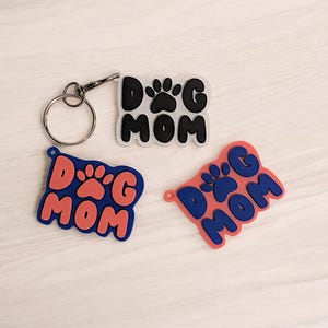 Dog Mom Keychain – Customizable Paw Print Keyring, Personalized Gift for Dog Lovers, Pet Tag, Perfect for Dog Moms