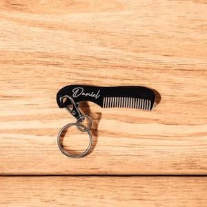 Gepersonaliseerde snorkam sleutelhanger mini baardverzorgingstool met aangepaste naam gegraveerd elegant cursief lettertype cadeau voor mannen of vaders