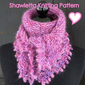 Könnte beinhalten: Ein gestrickter Schal in Rosa und Lila mit Fransen. Der Schal ist über den Hals einer Schaufensterpuppe gelegt.