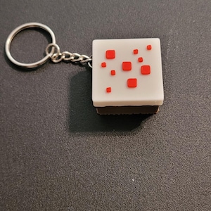 8-bit Cake Keychain – Sweet Pixelated Charm for Gamers!