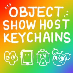 Op de afbeelding: Een grafisch ontwerp met de witte tekst "OBJECT SHOW HOST KEYCHAINS" op een levendige regenboogverloopachtergrond. Onder de tekst staan vier witte lijntekeningen die een gestileerd cijfer vier, een tablet, een huis en een wekker voorstellen.