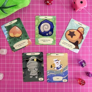 Puede incluir: Un juego de diez cartas de juego con temática de Animal Crossing. Las cartas presentan ilustraciones de un melocotón, una concha, una bolsa de dinero, un zombi y un pájaro. Las cartas están impresas en un fondo verde claro con texto blanco.