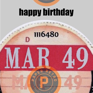 Könnte beinhalten: Grafik im Vintage-Stil mit den Worten "happy birthday" in Schwarz. Das Bild zeigt ein rot-weißes kreisförmiges Design mit dem Text "MAR 49" und einem Logo mit der Aufschrift "PAPER RETRO".
