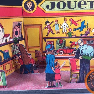 Puede incluir: Una tienda de juguetes vintage con un letrero que dice "Jouets" sobre la entrada. La tienda está llena de juguetes, incluyendo un coche de juguete rojo, un elefante de juguete azul y un velero de juguete de madera. También hay varias muñecas y animales de peluche en exhibición.