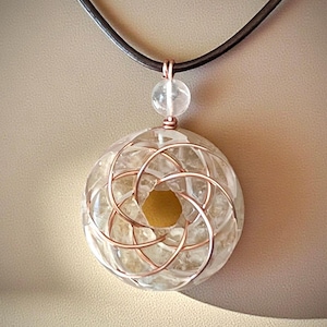 Torus-halsband i libyskt ökenglas och stenkvarts. Rodin-spiral i koppar.