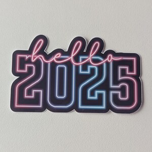 Ilumina tu día con la calcomanía de vinilo neón Hello 2025: holográfica, brillante, mate, perfecta para diarios, agendas, tarjetas de felicitación y decoración de Año Nuevo