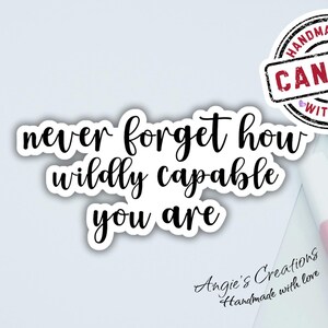 Nooit vergeten hoe wild je bent Handgemaakte vinylsticker | Inspirerend gezegde, herinnering geestelijke gezondheid, holografisch, duidelijk of glanzend