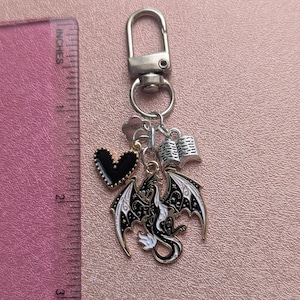 Donkergotische draak als planner-hanger sleutelhanger | Kindle-ketting geïnspireerd op Fourth Wing, e-reader accessoire, Bookstagram, Kobo Reader cadeau