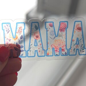 Handgemaakte transparante vinylsticker Floral Mama | Heldere achtergrond, sticker Suncatcher | Gestikte Varsity-stijl, cadeau moeder, moeder, verzorger