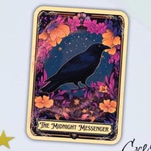 Sticker en vinyle fait main carte de tarot corbeau messager de minuit | Amateurs de lecture, fantastique, ACOTAR, agendas Booktok, journaux et cadeaux Bookstagram