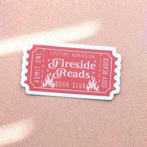Fireside Reads ブッククラブ チケット 防水ステッカー | 2.5インチ お祝いムード満点の居心地の良い冬のデザイン 食洗機対応 滑らかなマット仕上げのデカール