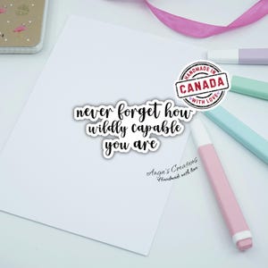 Nooit vergeten hoe wild je bent Handgemaakte vinylsticker | Inspirerend gezegde, herinnering geestelijke gezondheid, holografisch, duidelijk of glanzend