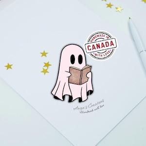 Kawaii Buchliebhaber Geist Handgemachte Vinyl Aufkleber | Laminiert glänzend oder matt | Gruseliger Geist, der ein Buch, Bookish, Booktok liest