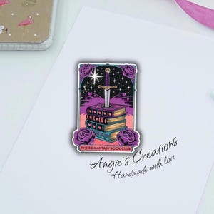 The Romantasy Book Club Tarot Karte Handmade Vinyl Sticker | Holographisch, Matt oder Laminiertes Glänzendes | Dagger Books Rose Mythisches Bücherwurm