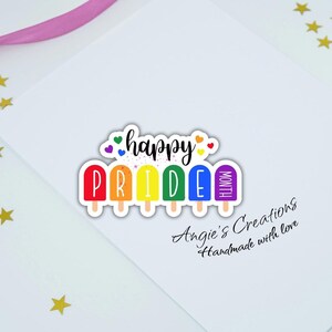 Handgemaakte vinylsticker Happy Pride Month | Holografisch, mat, gelamineerd glanzend | LGBTQ+ inspirerende felle kleuren inclusief gezegde