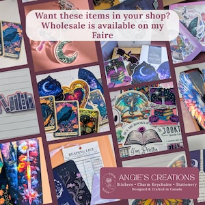 Pu&ograve; includere: Una collezione di adesivi, segnalibri e portachiavi colorati con temi fantasy, celestiali e letterari. I disegni includono libri, spade, lune, farfalle e uccelli. Il testo include "Want these items in your shop?" e "ANGIE'S CREATIONS".