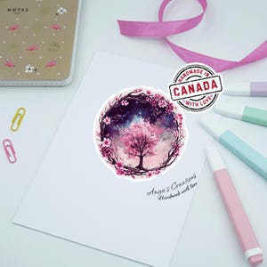 Handgemaakte vinylsticker Cherry Blossom Galaxy | Valentijnsdag, mat, glanzend of holografisch. Perfect voor fantasie- en natuurliefhebbers.