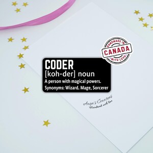 Adhesivo de vinilo hecho a mano con definición de codificador divertido / Holográfico, brillante o mate / Regalo para programadores, magos de la codificación, desarrolladores de software y expertos en tecnología