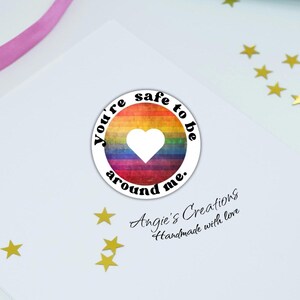 Pegatina de corazón arcoíris "Estás seguro a mi alrededor" / Vinilo holográfico mate del orgullo LGBTQ hecho a mano para agendas, portátiles, diarios y regalos