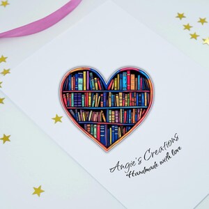Vintage Bücherregal Design Herzförmige handgemachte Vinyl Aufkleber, Matt oder Laminiert glänzend | Perfekt für Bücherliebende, Romantasy, Booktok Liebhaber