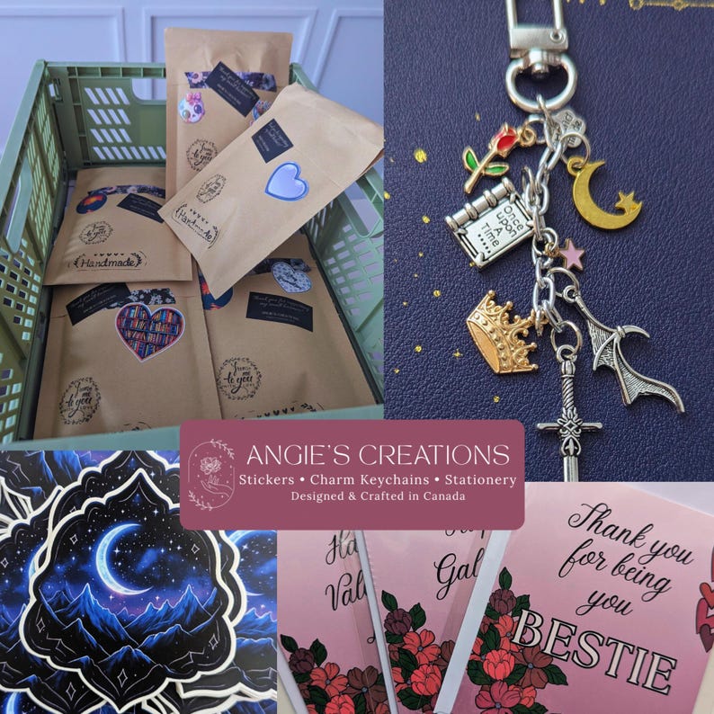 Pu&ograve; includere: Una collezione di articoli di cancelleria che include buste di carta marrone in una cassa verde, un portachiavi con ciondoli argentati a tema fantasy, adesivi con paesaggi montani lunari e biglietti rosa con il testo BESTIE.