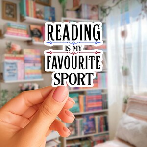 Adesivo impermeabile da 7,6 cm / Lavabile in lavastoviglie Versione romantica per appassionati di libri e hockey / Finitura opaca liscia
