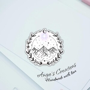Handgemaakte Mountain Line Art-vinylsticker | Gelamineerde glanzende, matte of holografische Velaris Minimalist Nature Adventure Vibes Bookish ACOTAR